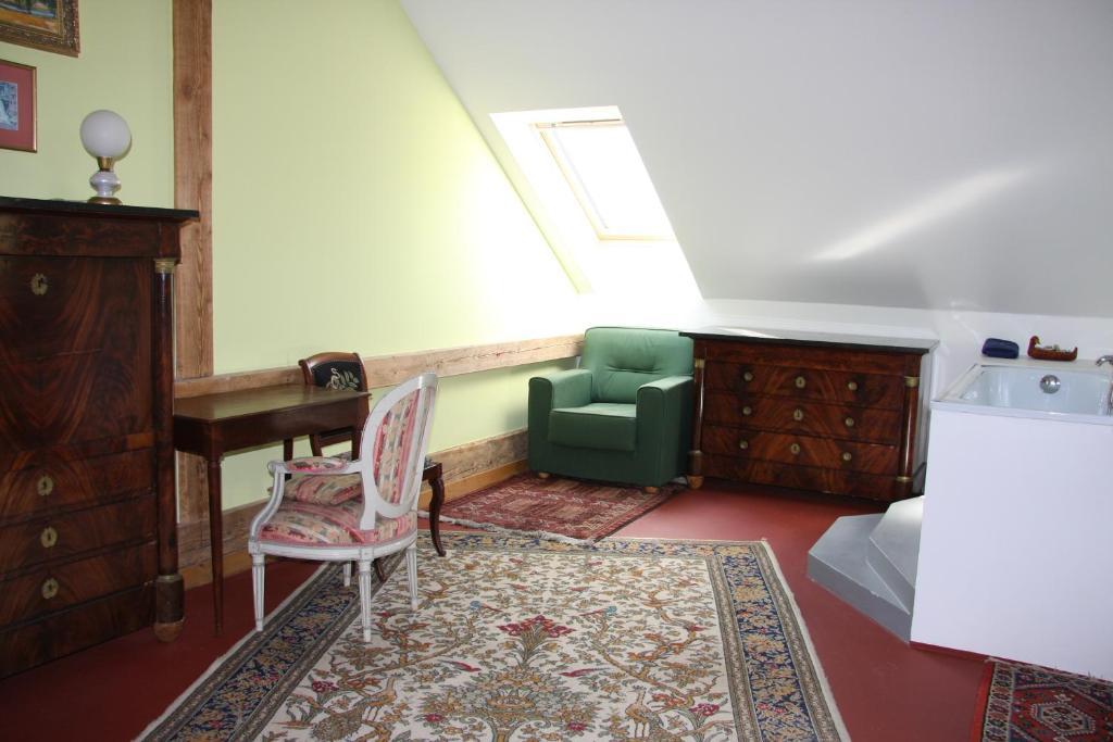 Orli Hnizdo At Chateau Novak Krivoklat Room photo